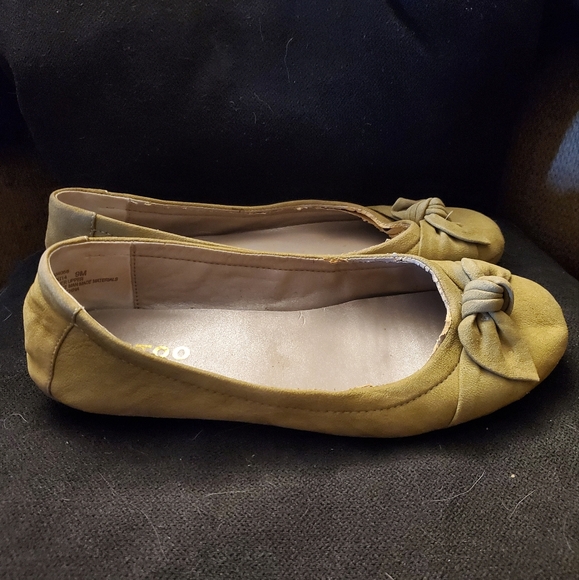 Green suede Me Too ballet flats with bow detail size 9M some wear inside front - Picture 2 of 6